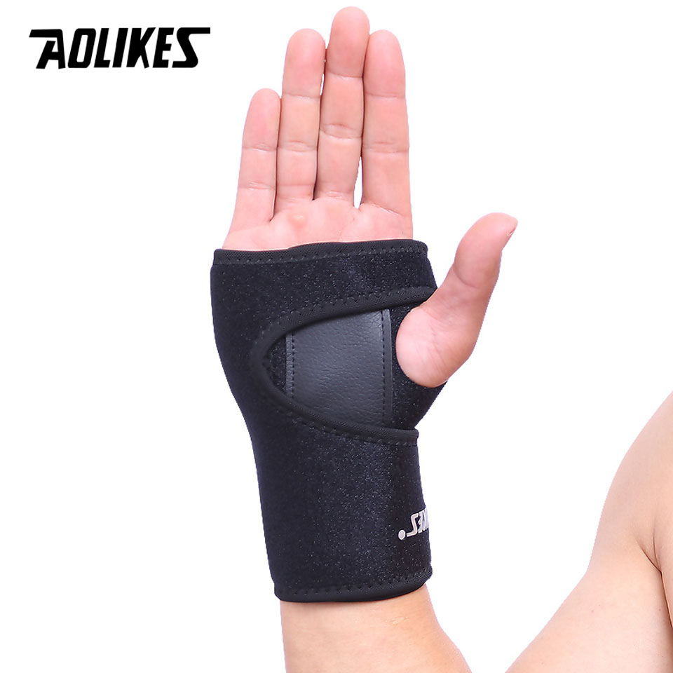 Găng cuốn tay giúp bảo vệ cổ tay và bàn tay tránh bị va đập mạnh
